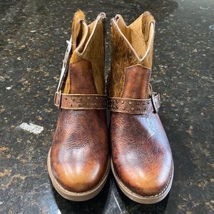 NWT Sterling River leather ankle boots with buckle, size 8 1/2